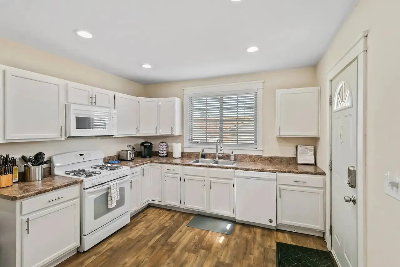 2 bed, 1.5 bath, 1100 sqft, $3,200 — Photo 2
