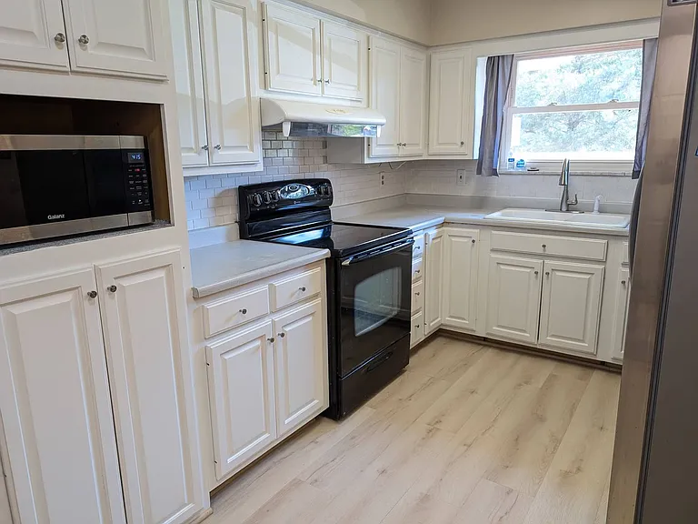 5253 Vernadale Dr — Photo 9