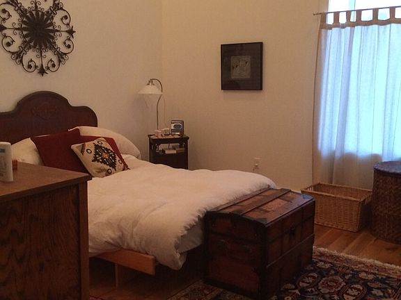 Bedroom with queen size bed