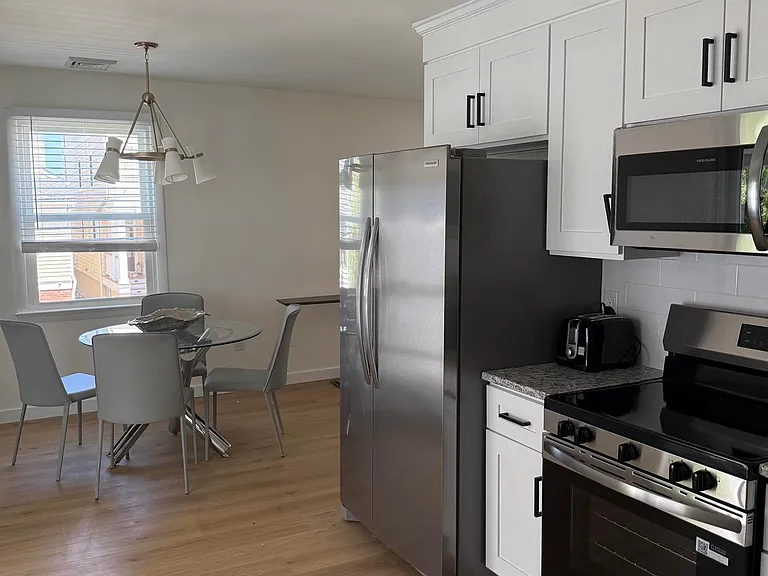 210 N Surrey Ave — Photo 5