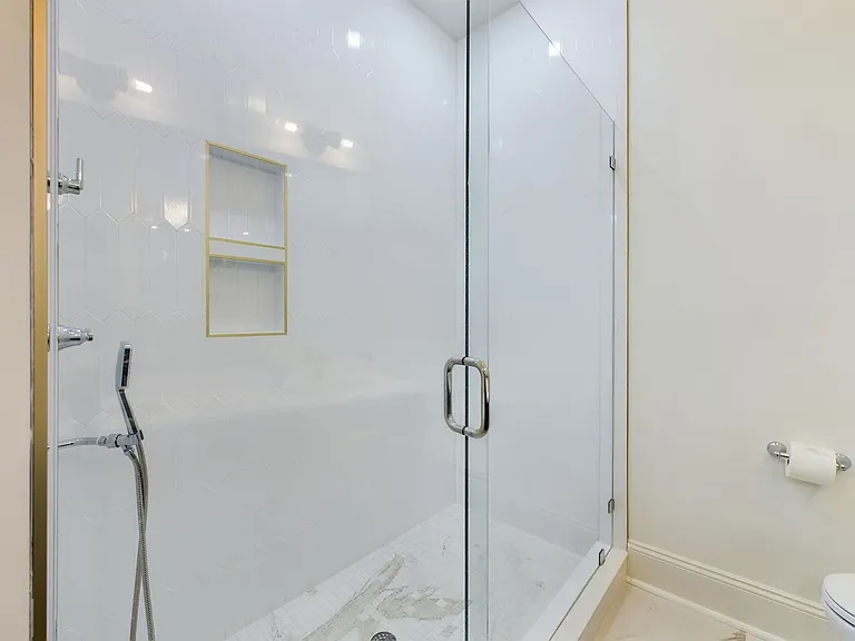 2515 E Franklin St — Photo 29