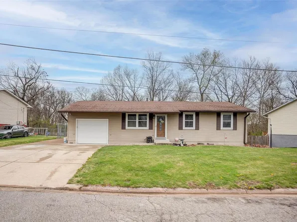 600 Mercury Dr, Godfrey, IL 62035