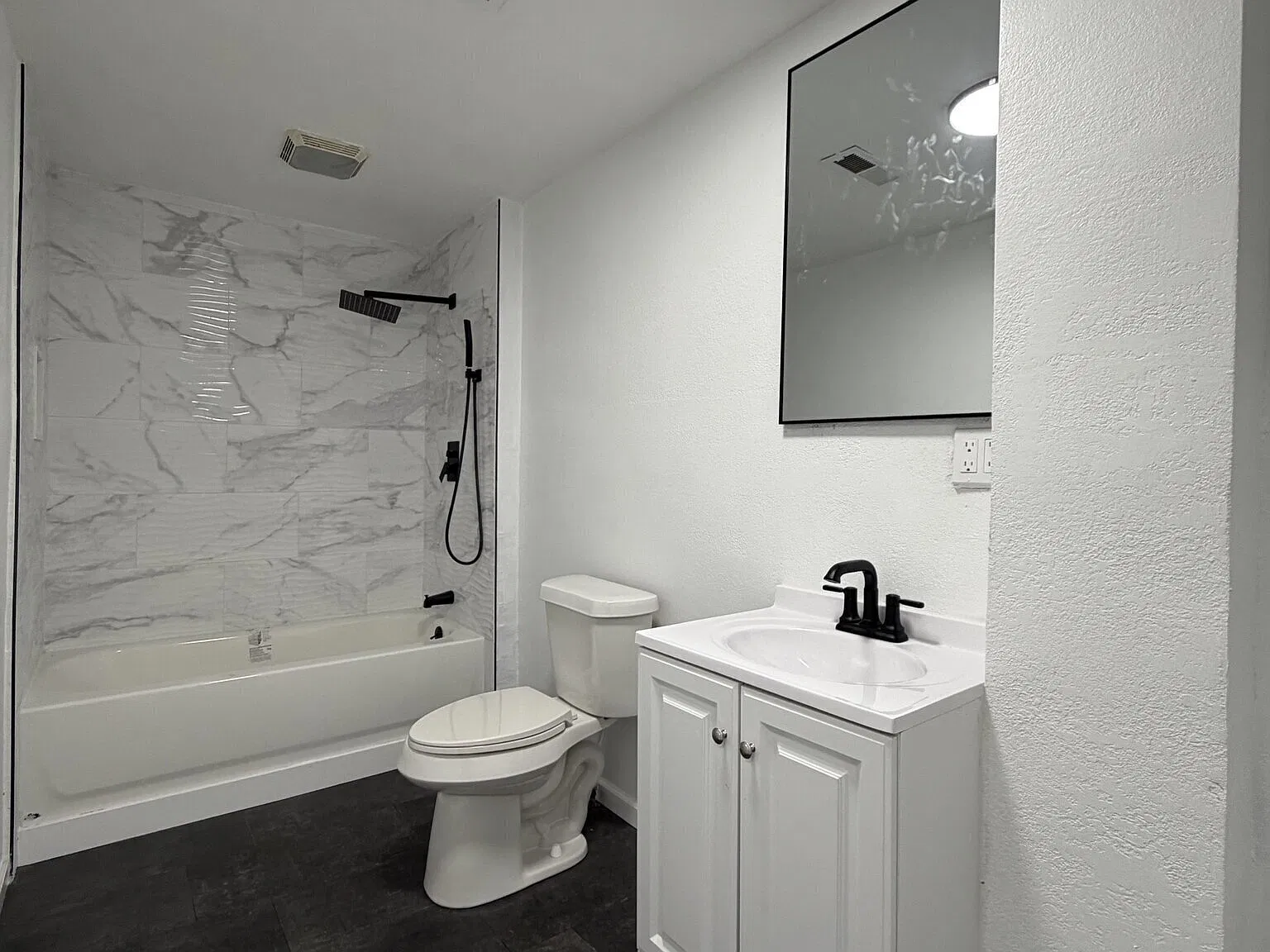 Renovated 3 Bedroom w/ Spacious Yard! — Photo 3