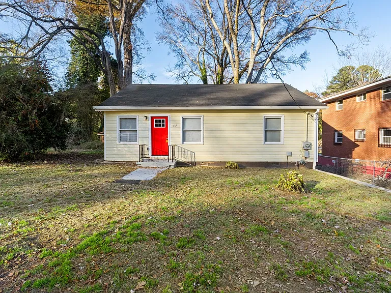 1137 White Oak Ave SW — Photo 3