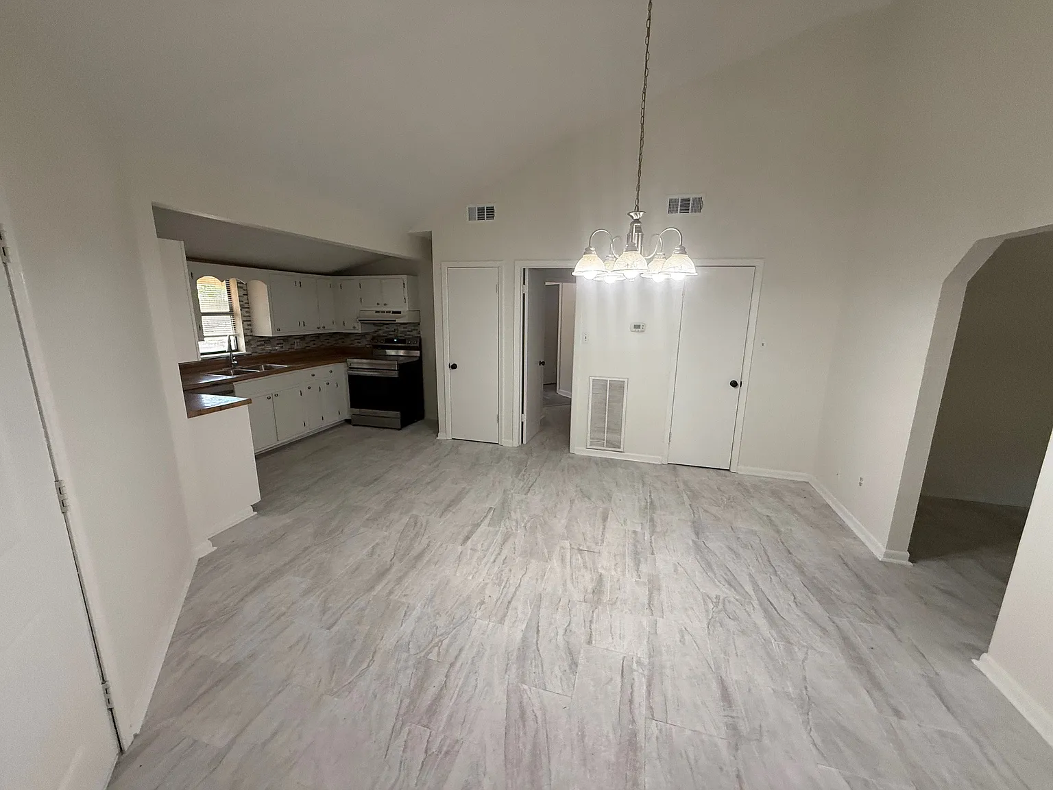 4 bed, 1200 sqft, $1,400 — Photo 2