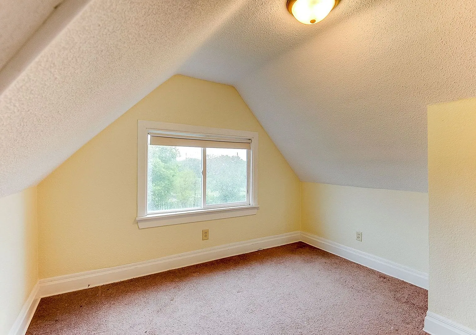 1912 Roblyn Ave — Photo 4