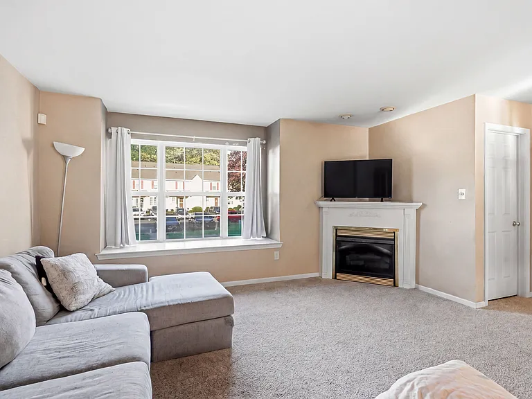 327 Allens Ln — Photo 6