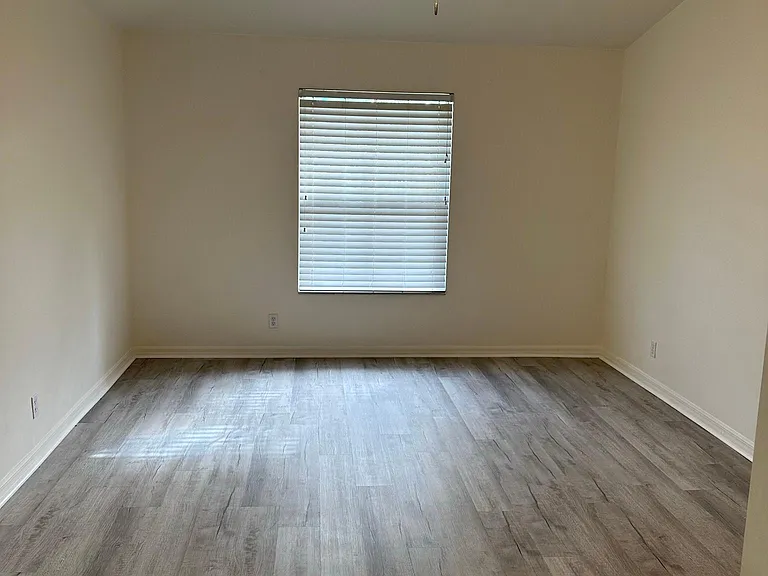 3303 Covered Bridge Dr E — Photo 18