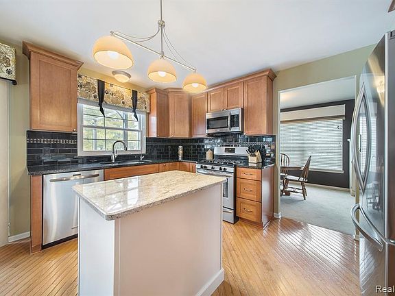 3rd image of 6737 Berwick Dr