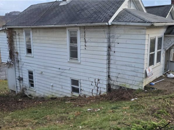 230 S 5th St, Youngwood, PA 15697