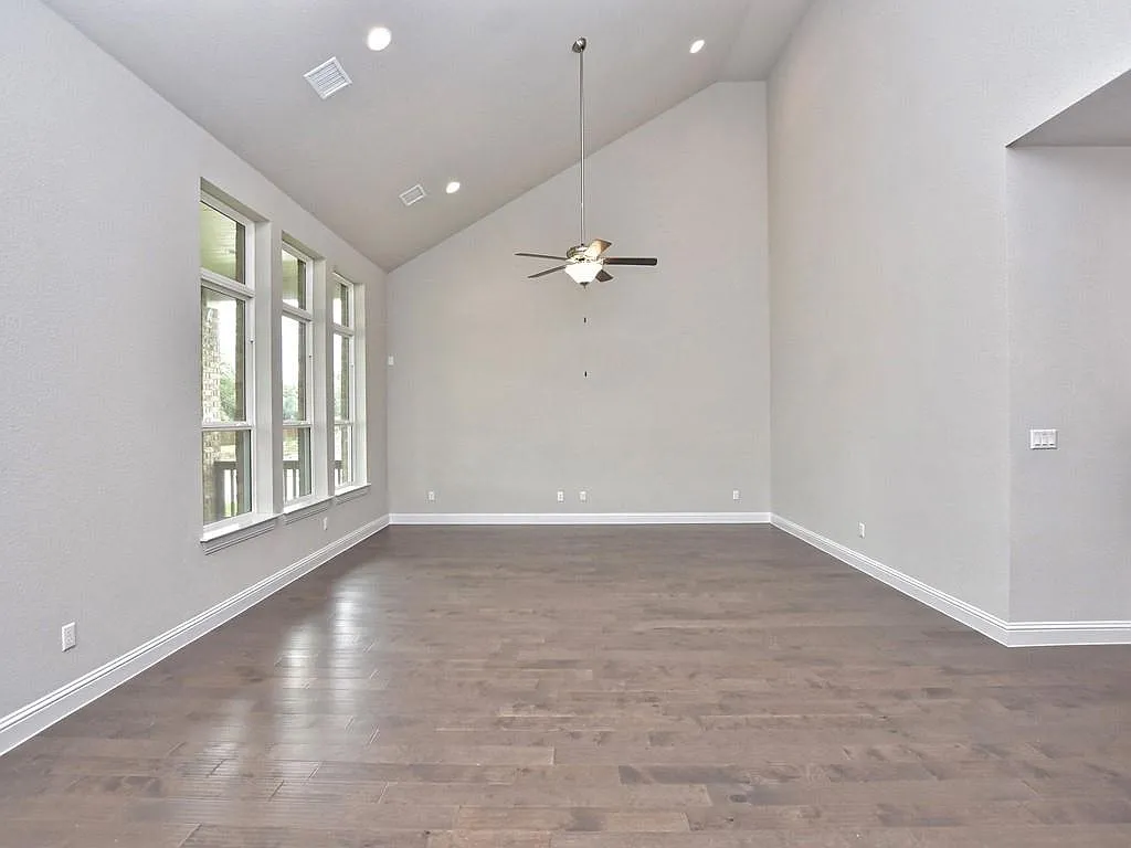 5 bed, 3932 sqft, $3,499 — Photo 3