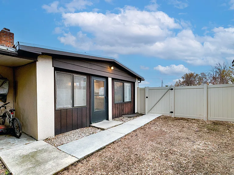 1011 W Willow Ave — Photo 14