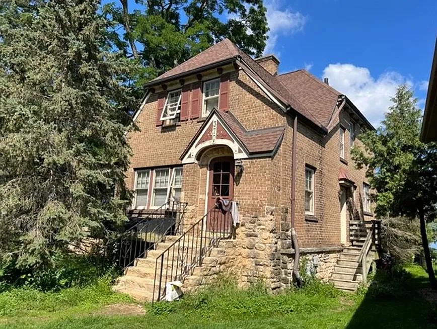 370 E Lakeside St