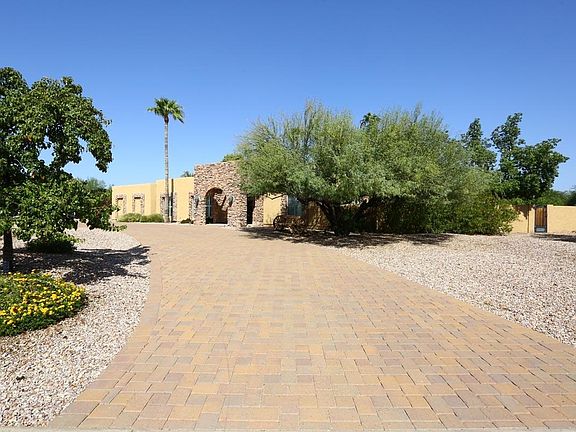 Pavered Cicular Driveway