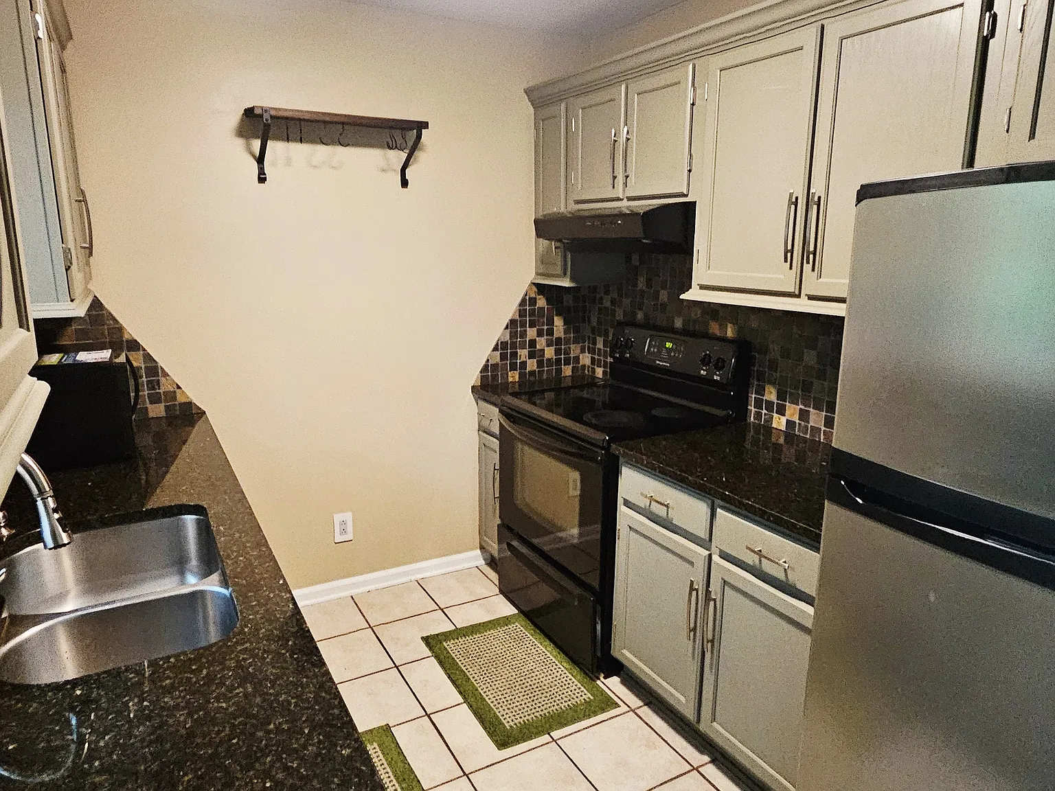 430 Queens Rd — Photo 4