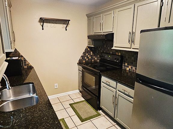 4th image of 430 Queens Rd APT 131