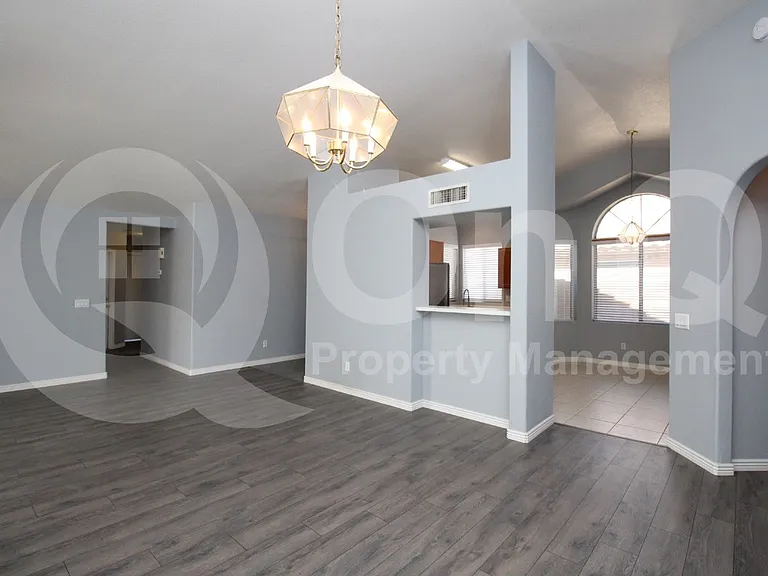 815 W Silver Creek Rd — Photo 9