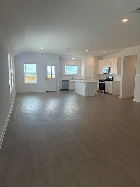 4 bed, 2.0 bath, 2061 sqft, $2,295 — Photo 2