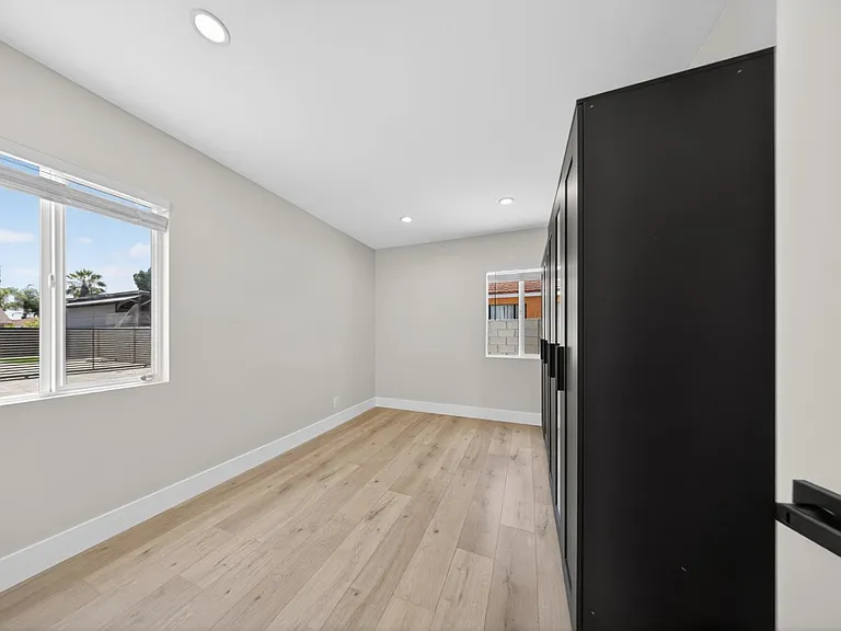 11840 Arminta St — Photo 25