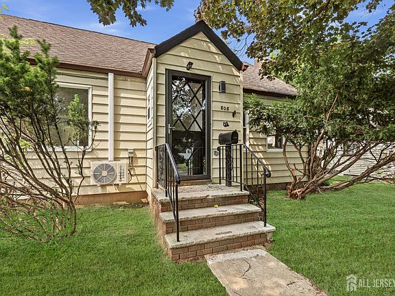 5th image of 808 Tompkins Ave