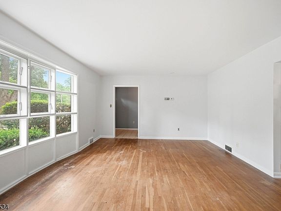 3rd image of 27 Knollwood Rd
