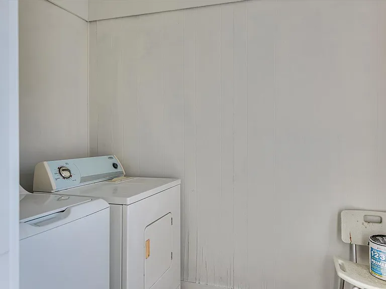 302 Burgess Dr — Photo 27