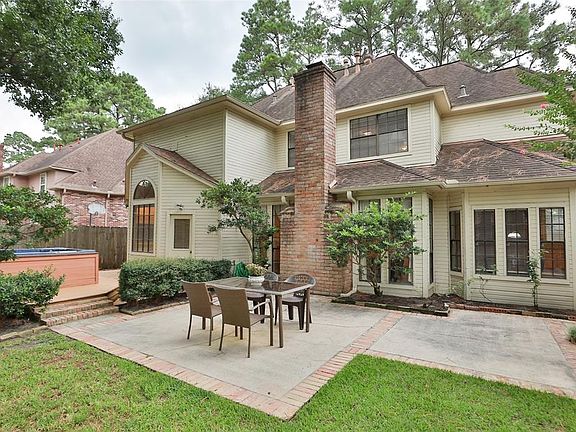 Great backyard with spa.