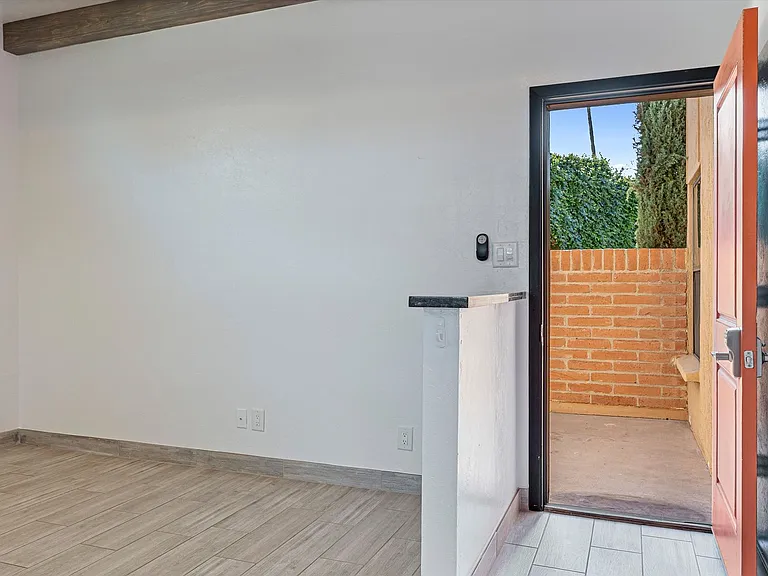 Riverside Suites — Photo 88