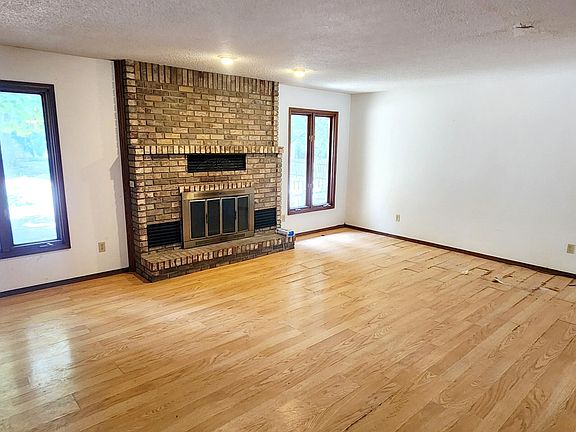 3rd image of 1811 E Holiday Street