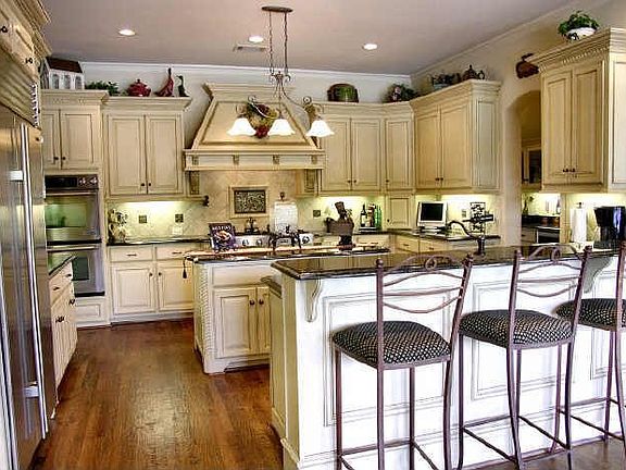 4th image of 990 Broadmoor Ln