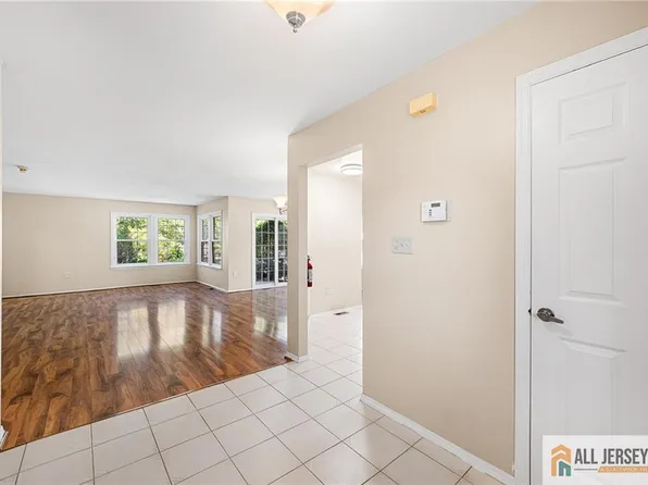 2 John Tyler Ct, Monroe Township, NJ 08831