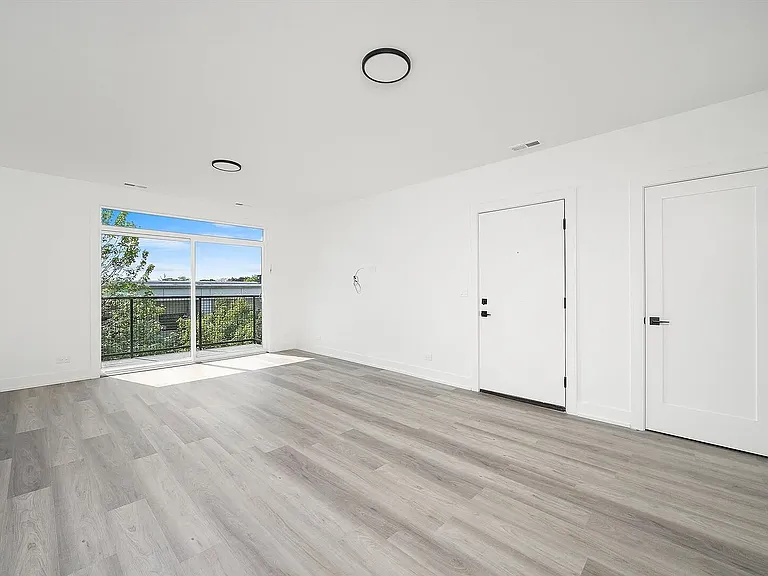 2030 Greenwood St — Photo 8
