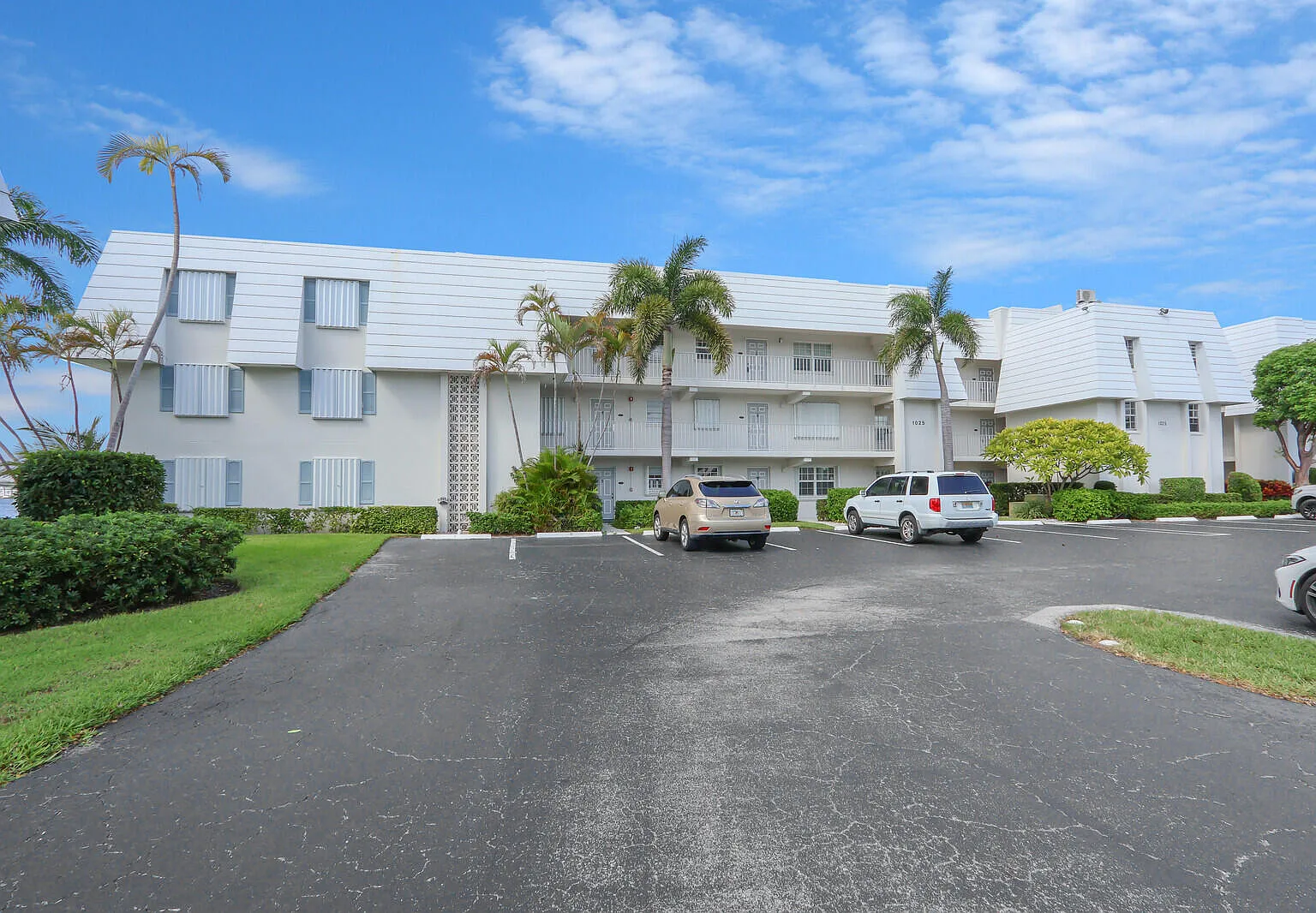 1 bed, 1.0 bath, 987 sqft, $4,200 — Photo 2