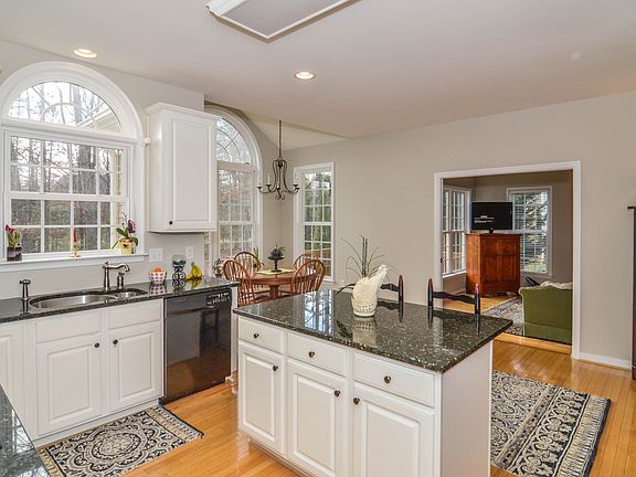Opens to Breakfast Nook