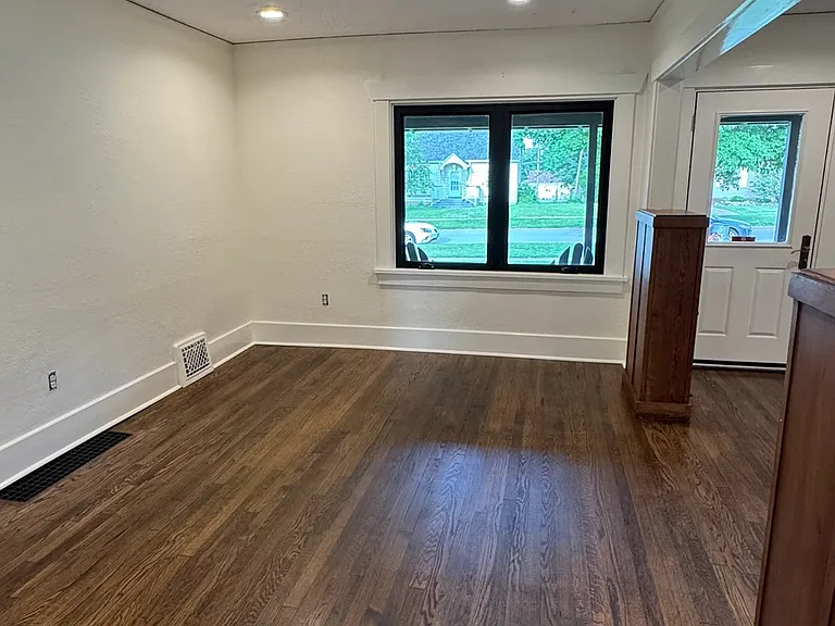 314 SW Logan St — Photo 6