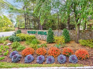 40 Chestnut Ln, Woodbury, NY 11797