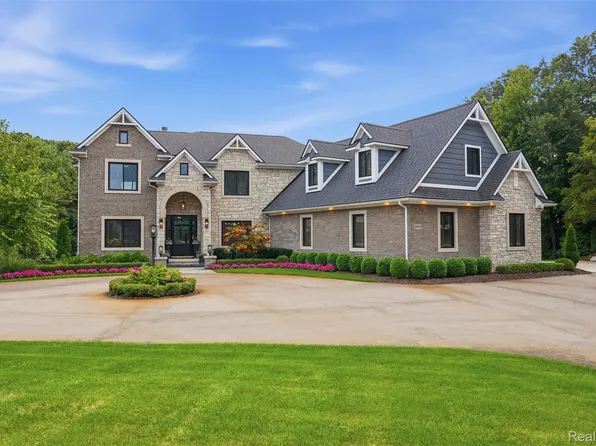 9046 Northpointe Rdg, Brighton, MI 48114