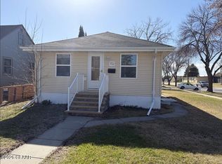 702 S 10th St, Grand Forks, ND 58201