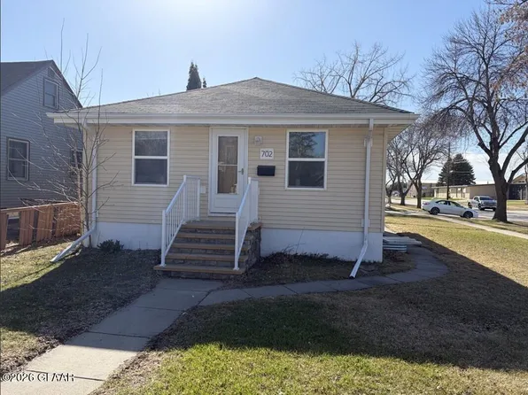 702 S 10th St, Grand Forks, ND 58201