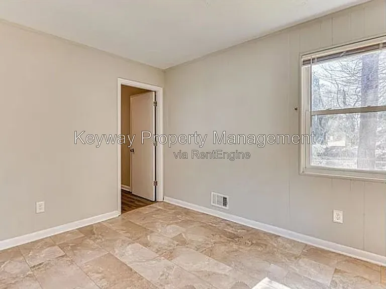 2204 Sandra Ct — Photo 8