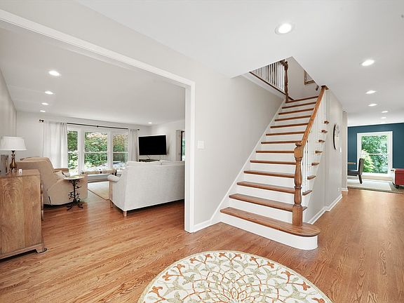 3rd image of 733 Charlemagne Dr