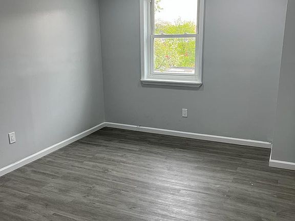 4th image of 947 E 211th St #3
