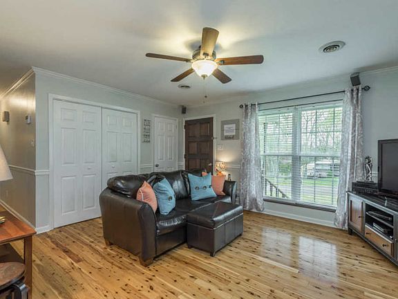 4th image of 705 Lake Mill Ln