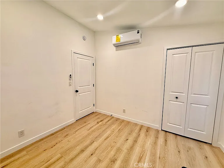 657 E King St — Photo 11