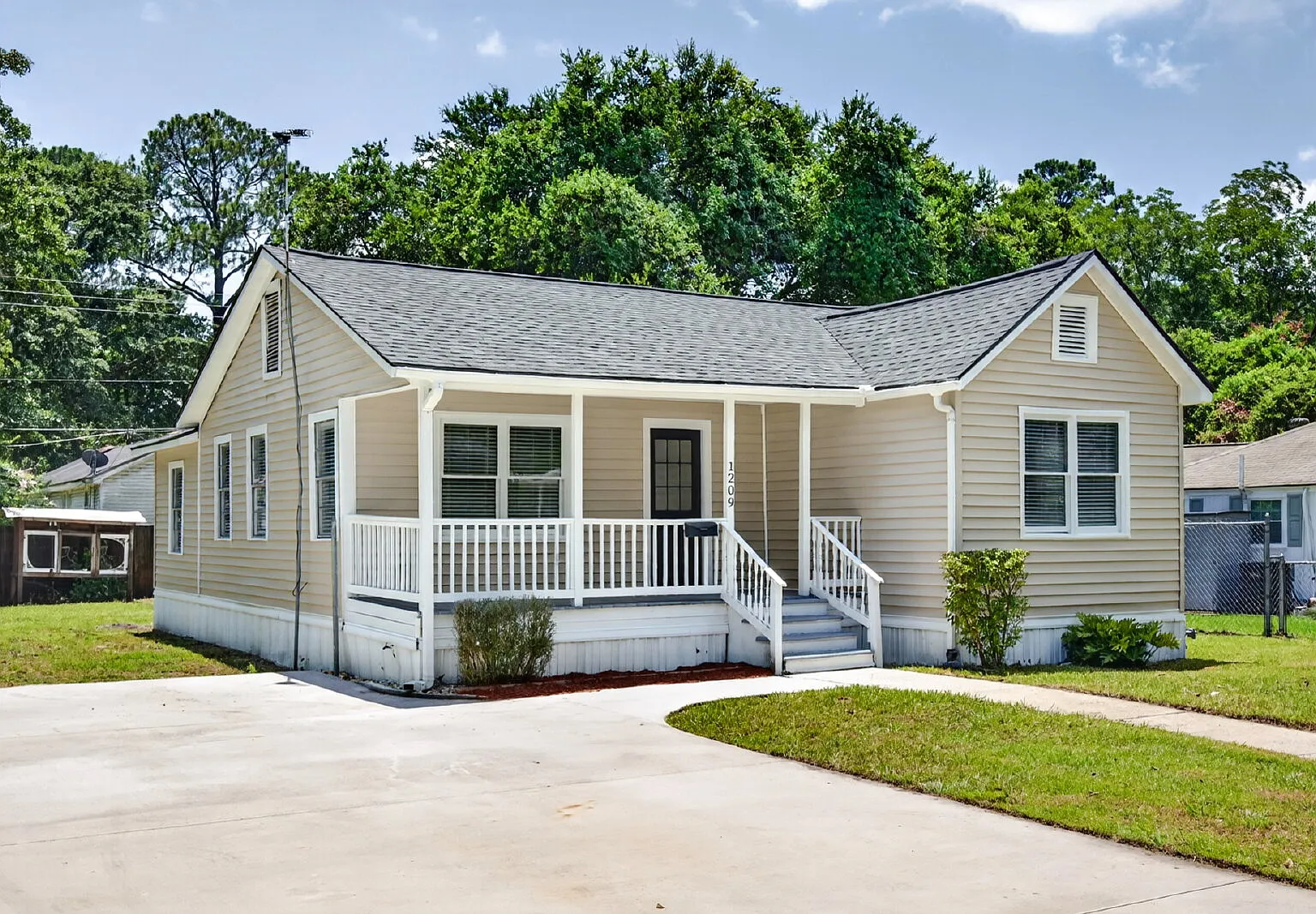 2 bed, 1.0 bath, 1016 sqft, $1,900 — Photo 2