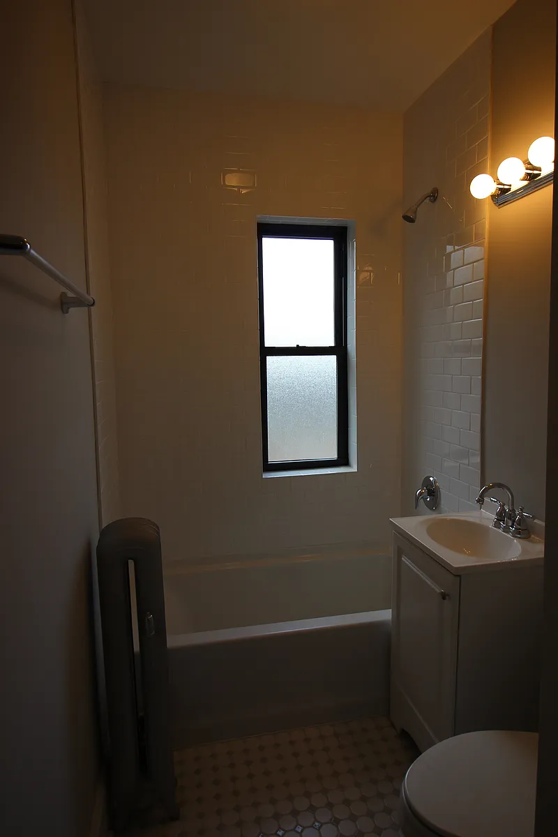 Building Photo - 4413 N Lacrosse Ave #2