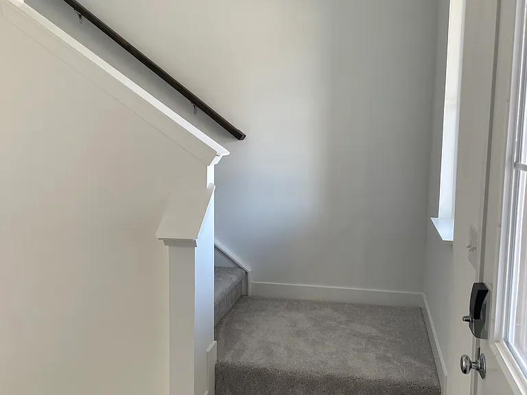 532 Lincoln Cir W — Photo 15