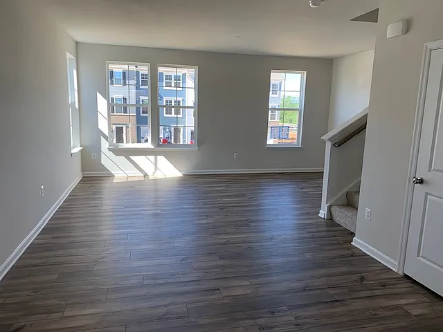 425 Seeback Dr — Photo 3