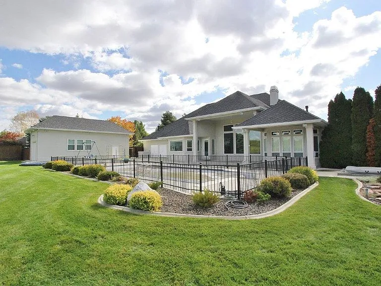 2291 N Greenview Ct — Photo 43