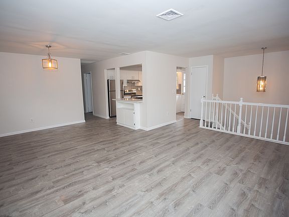 5th image of 17 Debbie Ln